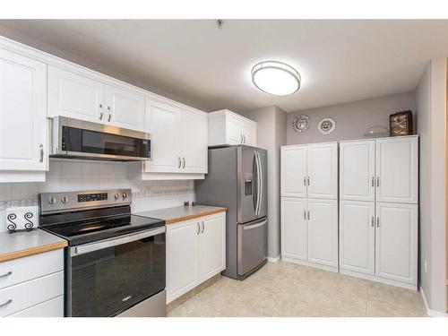 112-6118 53 Avenue, Red Deer, AB - Indoor Photo Showing Kitchen