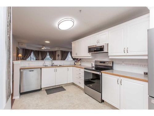 112-6118 53 Avenue, Red Deer, AB - Indoor Photo Showing Kitchen