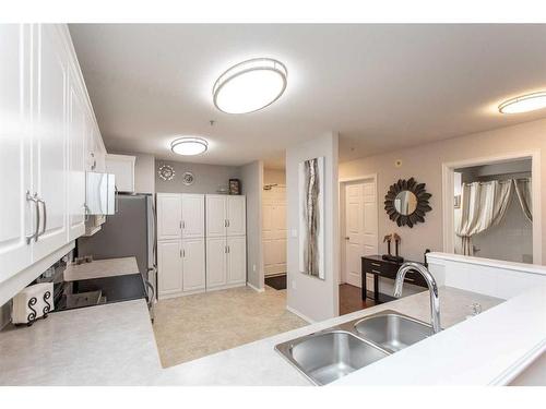 112-6118 53 Avenue, Red Deer, AB - Indoor Photo Showing Kitchen With Double Sink