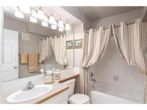 112-6118 53 Avenue, Red Deer, AB - Indoor Photo Showing Bathroom