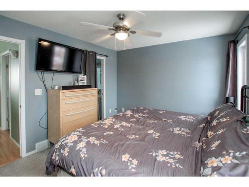 126 Sunridge Avenue, Blackfalds, AB - Indoor Photo Showing Bedroom