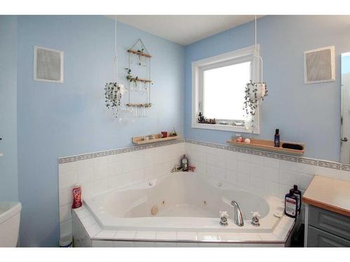 126 Sunridge Avenue, Blackfalds, AB - Indoor Photo Showing Bathroom