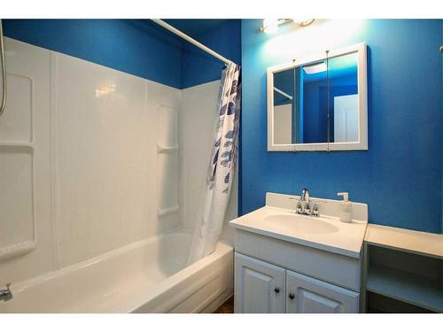 126 Sunridge Avenue, Blackfalds, AB - Indoor Photo Showing Bathroom