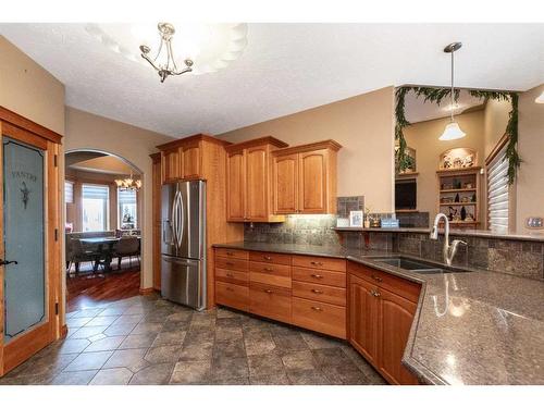 5104 55 Street Close, Eckville, AB - Indoor Photo Showing Kitchen With Double Sink