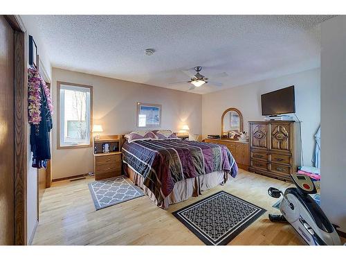 25 Rose Crescent, Red Deer, AB - Indoor Photo Showing Bedroom