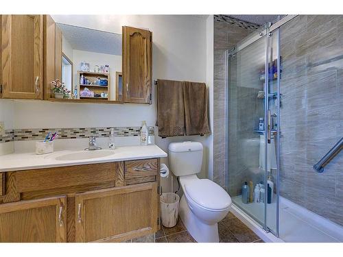 25 Rose Crescent, Red Deer, AB - Indoor Photo Showing Bathroom