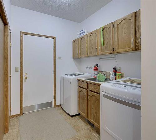 25 Rose Crescent, Red Deer, AB - Indoor Photo Showing Laundry Room