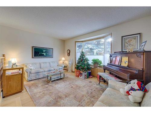 25 Rose Crescent, Red Deer, AB - Indoor Photo Showing Living Room