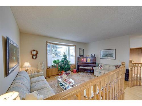 25 Rose Crescent, Red Deer, AB - Indoor Photo Showing Living Room