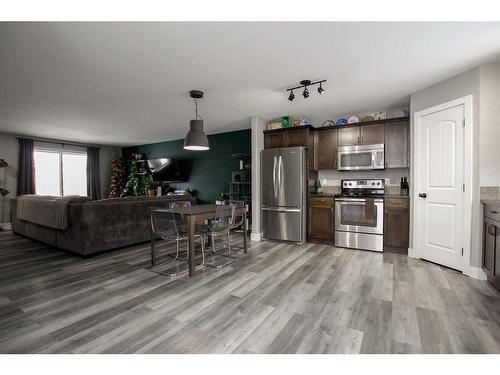 11 Fawn Meadows Drive, Delburne, AB - Indoor Photo Showing Kitchen