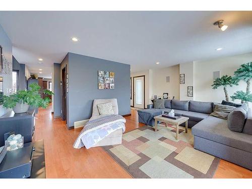 5225 Westridge Drive, Blackfalds, AB - Indoor Photo Showing Living Room