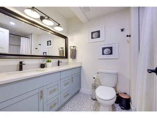 32 Eagle Drive, Rural Lacombe County, AB - Indoor Photo Showing Bathroom