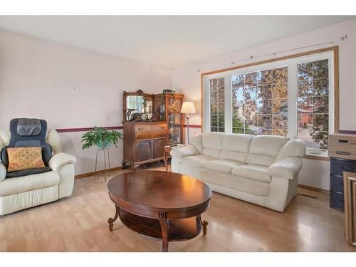 133 Maxwell Avenue, Red Deer, AB - Indoor Photo Showing Living Room