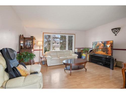 133 Maxwell Avenue, Red Deer, AB - Indoor Photo Showing Living Room