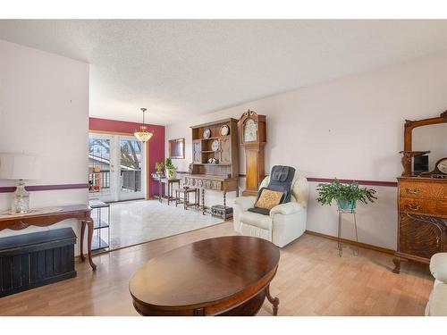 133 Maxwell Avenue, Red Deer, AB - Indoor Photo Showing Living Room