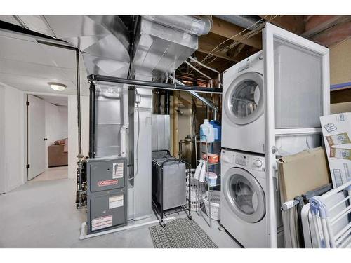 21 Westview Crescent, Blackfalds, AB - Indoor Photo Showing Laundry Room