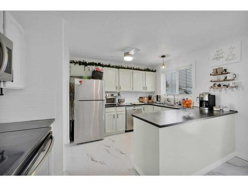 21 Westview Crescent, Blackfalds, AB - Indoor Photo Showing Kitchen