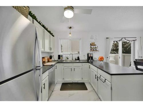 21 Westview Crescent, Blackfalds, AB - Indoor Photo Showing Kitchen With Double Sink