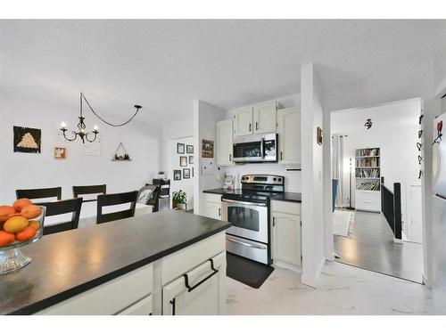 21 Westview Crescent, Blackfalds, AB - Indoor Photo Showing Kitchen