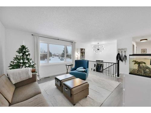 21 Westview Crescent, Blackfalds, AB - Indoor Photo Showing Living Room