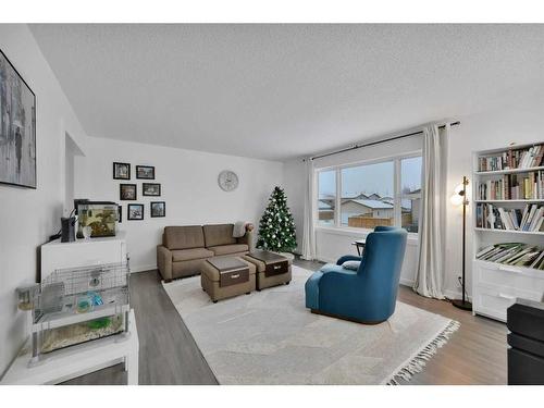 21 Westview Crescent, Blackfalds, AB - Indoor Photo Showing Living Room