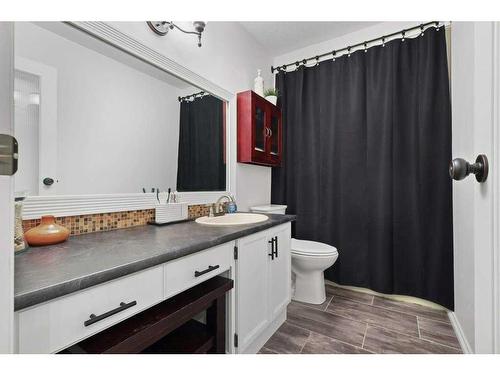 15 Edis Close, Red Deer, AB - Indoor Photo Showing Bathroom