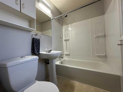 5407 56 Street, Ponoka, AB - Indoor Photo Showing Bathroom