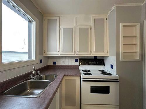 5407 56 Street, Ponoka, AB - Indoor Photo Showing Kitchen With Double Sink