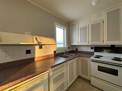 5407 56 Street, Ponoka, AB - Indoor Photo Showing Kitchen With Double Sink