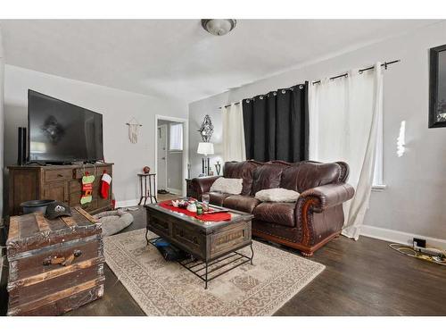 5111 54 Avenue, Viking, AB - Indoor Photo Showing Living Room