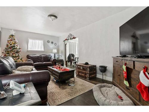 5111 54 Avenue, Viking, AB - Indoor Photo Showing Living Room