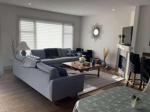 4108 19 Avenue Sw, Calgary, AB - Indoor Photo Showing Living Room