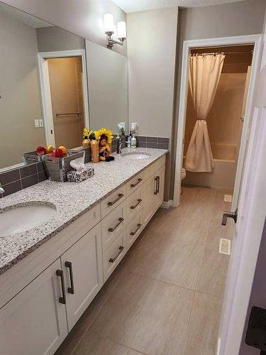 238 Kingfisher Crescent Se, Airdrie, AB - Indoor Photo Showing Bathroom