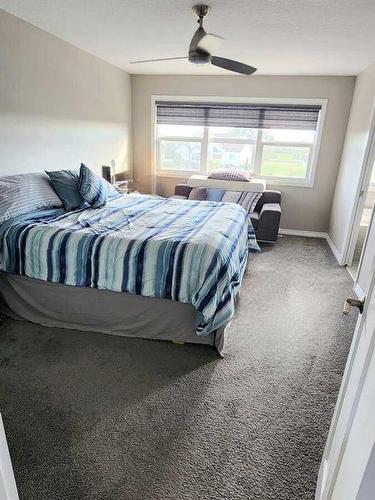 238 Kingfisher Crescent Se, Airdrie, AB - Indoor Photo Showing Bedroom