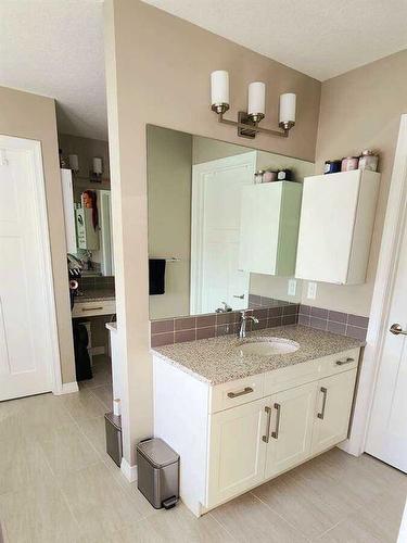 238 Kingfisher Crescent Se, Airdrie, AB - Indoor Photo Showing Bathroom