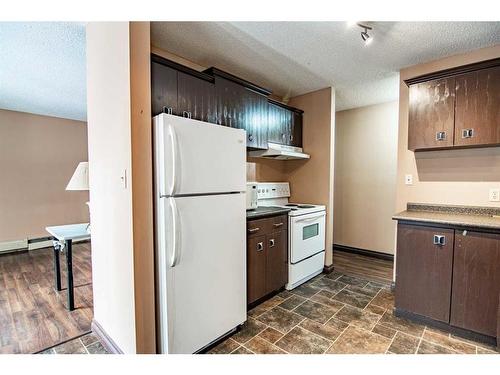 201-4814 46 Street, Red Deer, AB - Indoor Photo Showing Kitchen