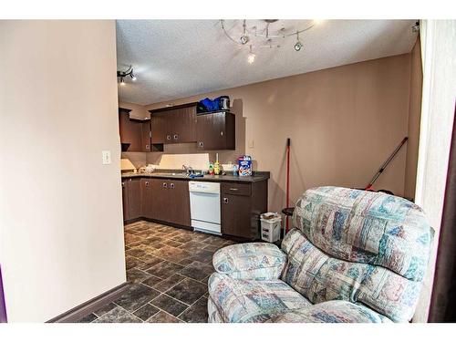 201-4814 46 Street, Red Deer, AB - Indoor Photo Showing Kitchen