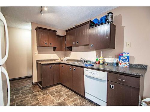 201-4814 46 Street, Red Deer, AB - Indoor Photo Showing Kitchen