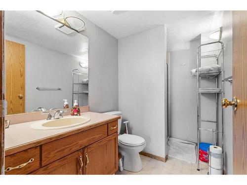 52 Elliot Crescent, Red Deer, AB - Indoor Photo Showing Bathroom