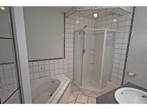 22 Willow Springs Crescent, Sylvan Lake, AB - Indoor Photo Showing Bathroom