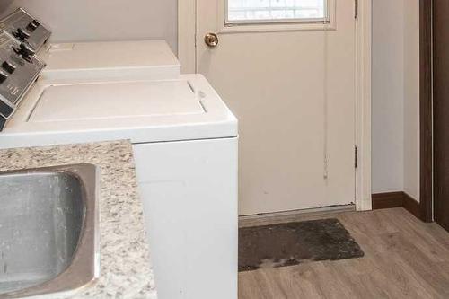 5214 Silverpark Close, Olds, AB - Indoor Photo Showing Laundry Room