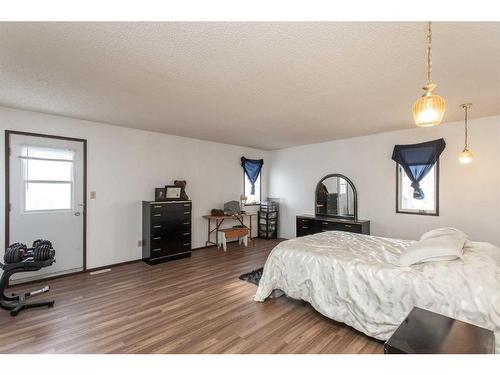 5214 Silverpark Close, Olds, AB - Indoor Photo Showing Bedroom