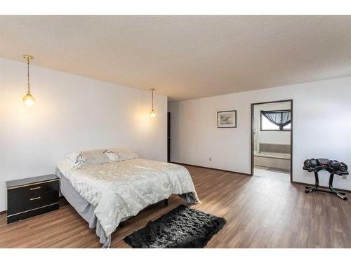 5214 Silverpark Close, Olds, AB - Indoor Photo Showing Bedroom