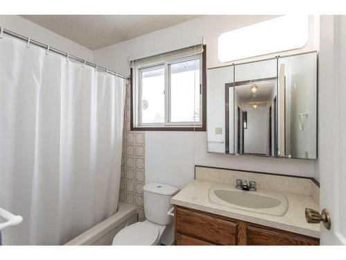 5214 Silverpark Close, Olds, AB - Indoor Photo Showing Bathroom