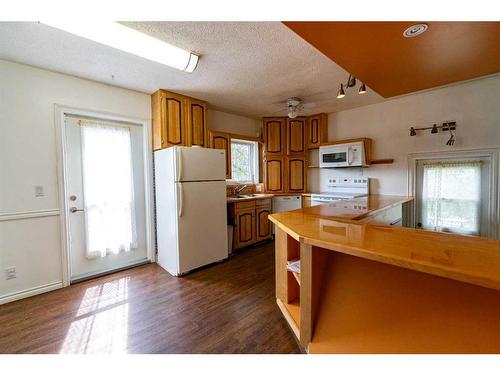 6023 50 A Avenue, Stettler, AB - Indoor Photo Showing Kitchen