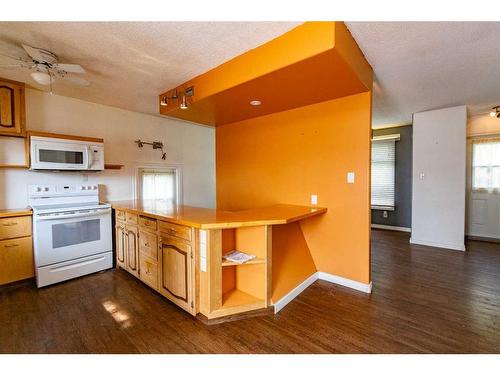 6023 50 A Avenue, Stettler, AB - Indoor Photo Showing Kitchen