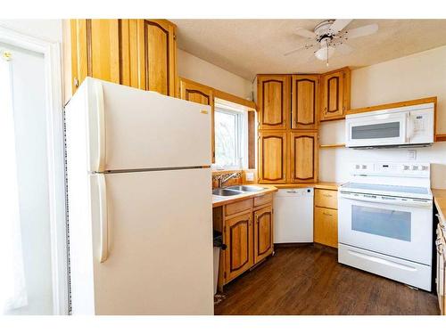 6023 50 A Avenue, Stettler, AB - Indoor Photo Showing Kitchen With Double Sink