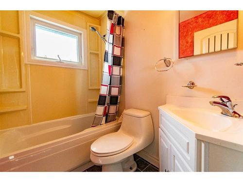 6023 50 A Avenue, Stettler, AB - Indoor Photo Showing Bathroom