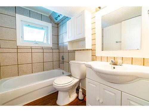 6023 50 A Avenue, Stettler, AB - Indoor Photo Showing Bathroom