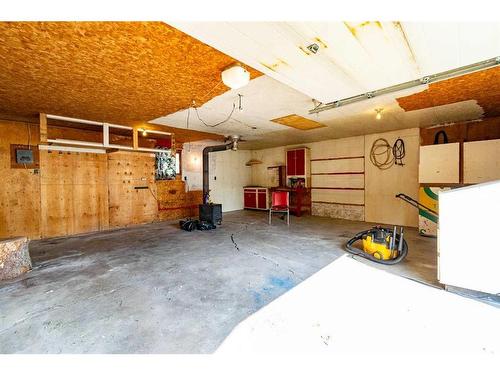 6023 50 A Avenue, Stettler, AB - Indoor Photo Showing Garage